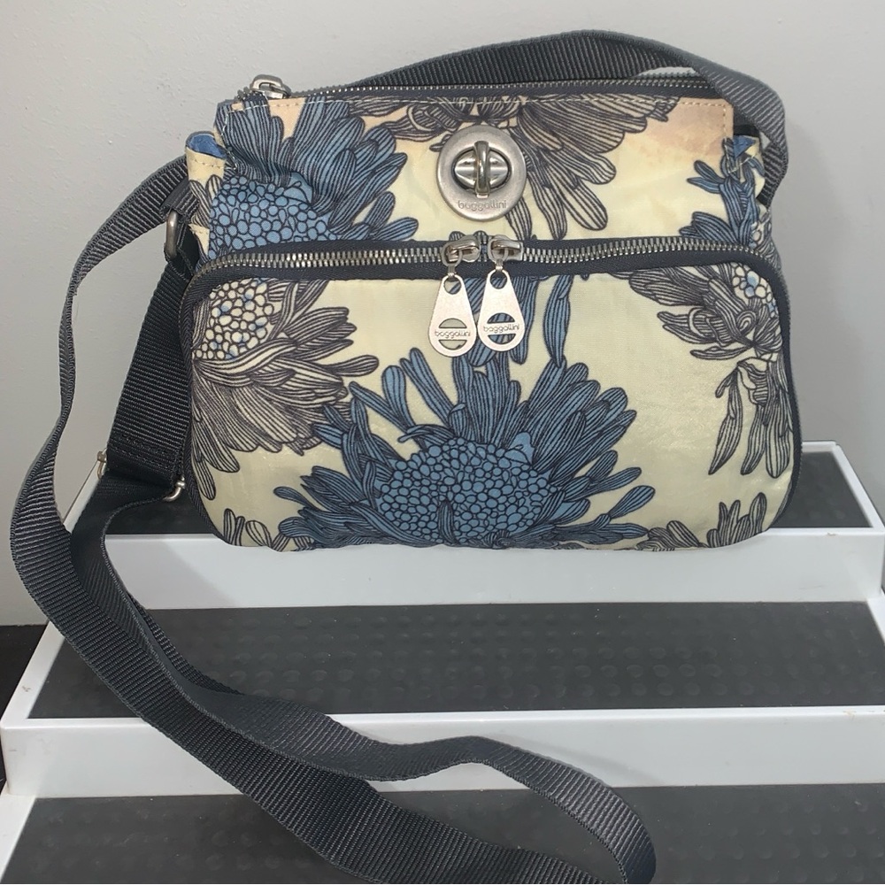 Baggallini Floral Crossbody Bag Turn Lock Purse Anywhere Everywhere Blue Cream! - Picture 3 of 16